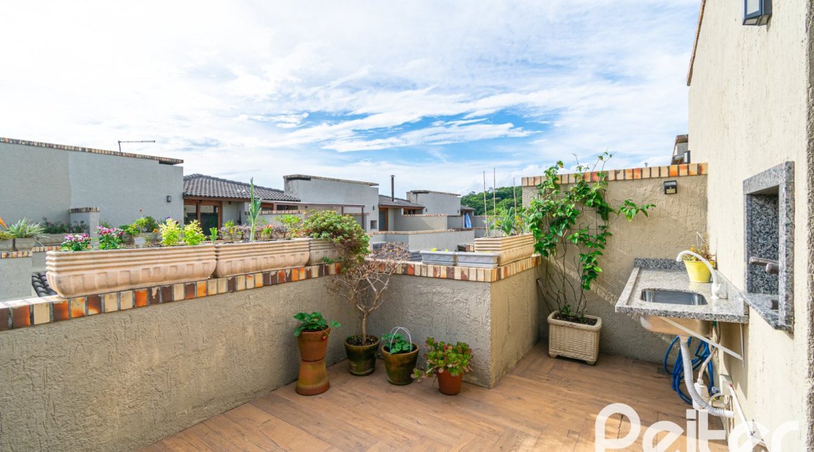 Casa em Condomínio à venda com 102m², 2 dormitórios, 1 suíte, 1 vaga, no bairro Guarujá em Porto Alegre