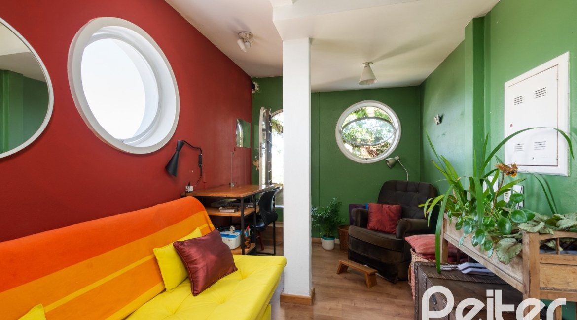 Casa à venda com 594m², 5 dormitórios, 2 suítes, 4 vagas, no bairro Vila Assunção em Porto Alegre