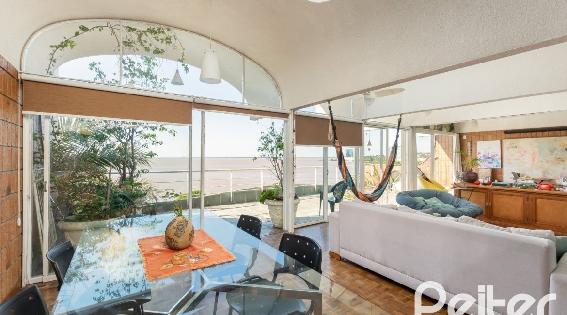 Casa à venda com 594m², 5 dormitórios, 2 suítes, 4 vagas, no bairro Vila Assunção em Porto Alegre