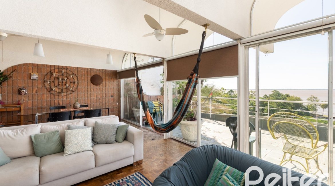 Casa à venda com 594m², 5 dormitórios, 2 suítes, 4 vagas, no bairro Vila Assunção em Porto Alegre