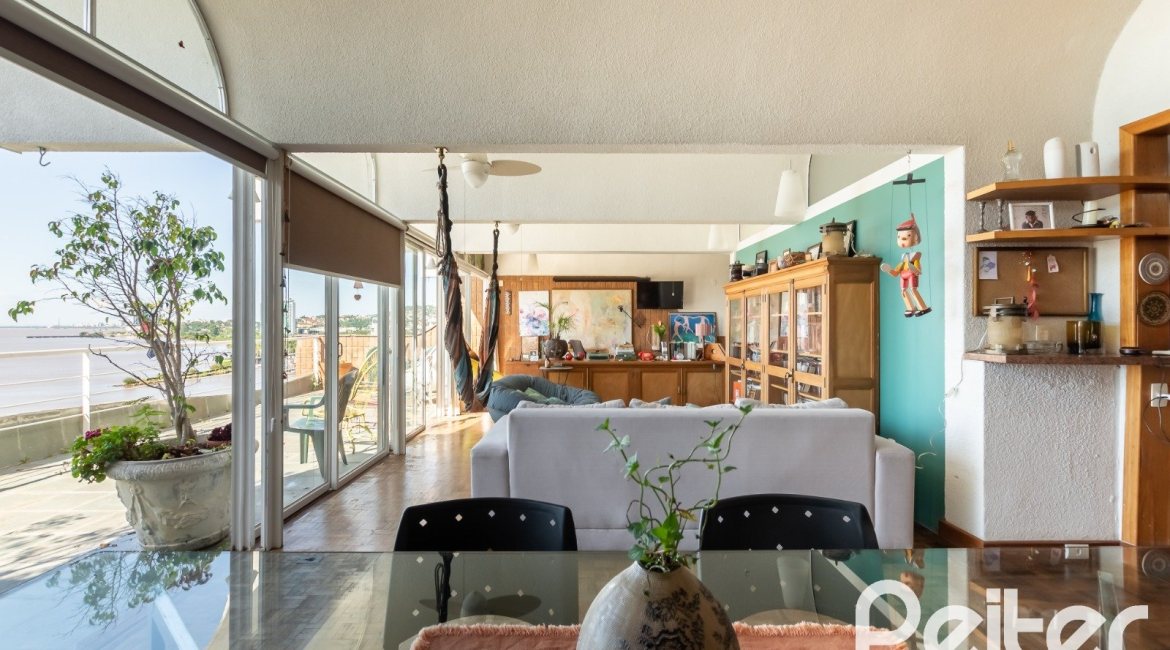 Casa à venda com 594m², 5 dormitórios, 2 suítes, 4 vagas, no bairro Vila Assunção em Porto Alegre