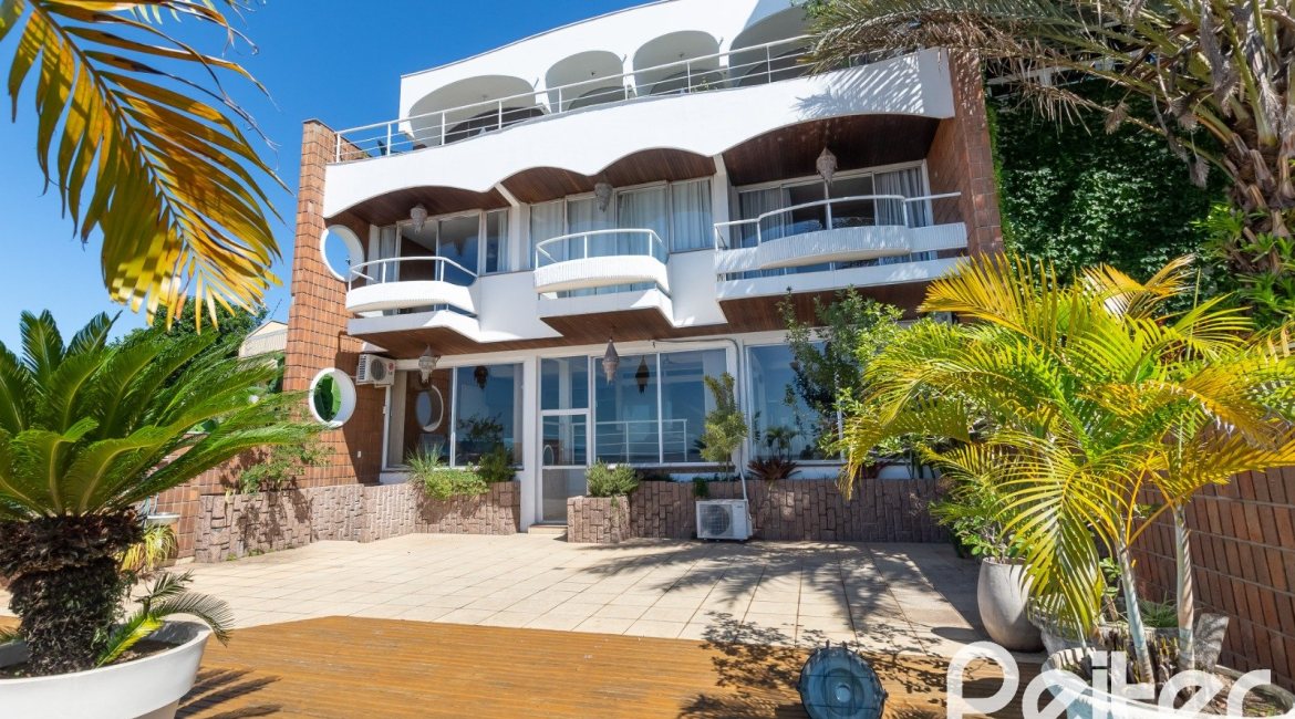 Casa à venda com 594m², 5 dormitórios, 2 suítes, 4 vagas, no bairro Vila Assunção em Porto Alegre