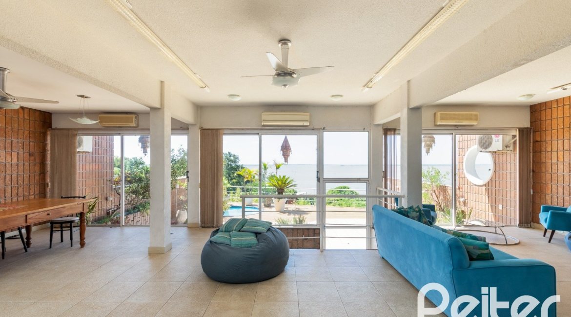 Casa à venda com 594m², 5 dormitórios, 2 suítes, 4 vagas, no bairro Vila Assunção em Porto Alegre