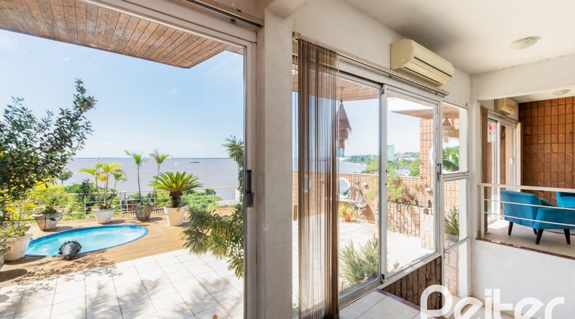 Casa à venda com 594m², 5 dormitórios, 2 suítes, 4 vagas, no bairro Vila Assunção em Porto Alegre