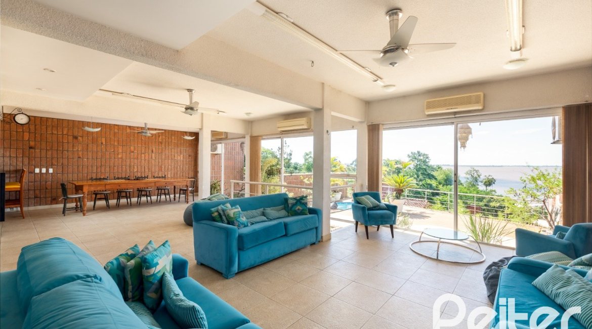 Casa à venda com 594m², 5 dormitórios, 2 suítes, 4 vagas, no bairro Vila Assunção em Porto Alegre