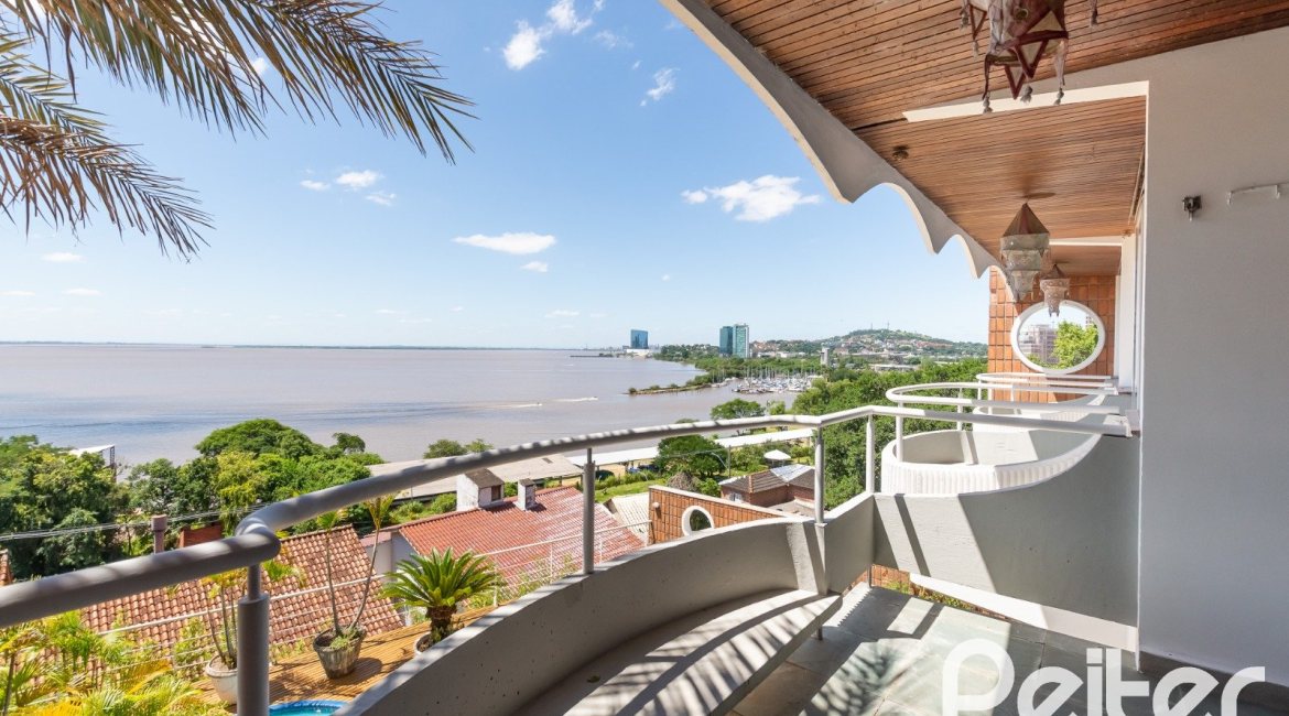 Casa à venda com 594m², 5 dormitórios, 2 suítes, 4 vagas, no bairro Vila Assunção em Porto Alegre