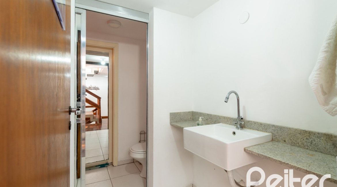 Casa à venda com 594m², 5 dormitórios, 2 suítes, 4 vagas, no bairro Vila Assunção em Porto Alegre