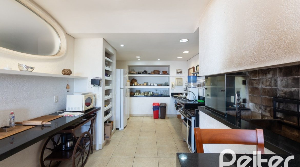 Casa à venda com 594m², 5 dormitórios, 2 suítes, 4 vagas, no bairro Vila Assunção em Porto Alegre