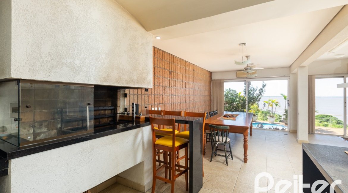 Casa à venda com 594m², 5 dormitórios, 2 suítes, 4 vagas, no bairro Vila Assunção em Porto Alegre