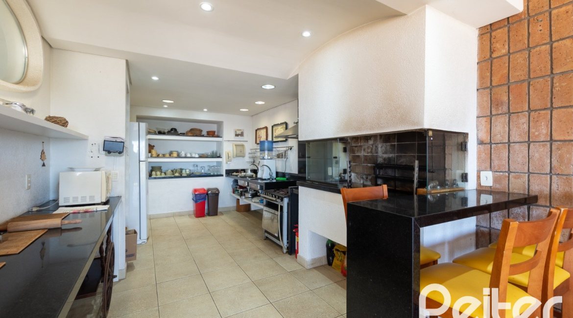 Casa à venda com 594m², 5 dormitórios, 2 suítes, 4 vagas, no bairro Vila Assunção em Porto Alegre