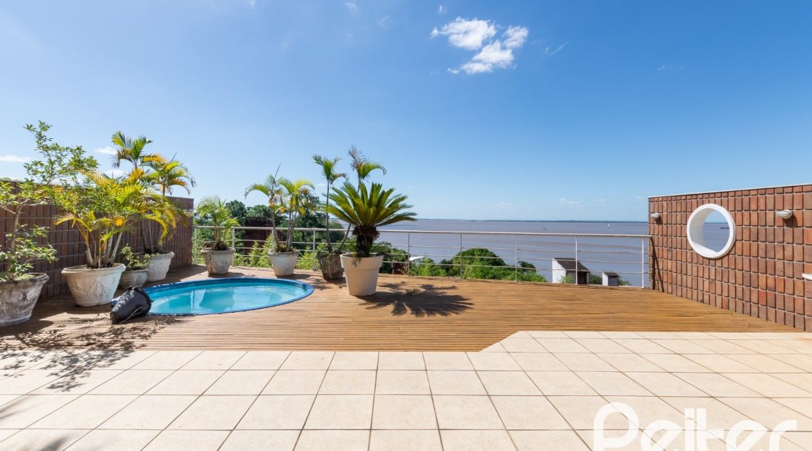 Casa à venda com 594m², 5 dormitórios, 2 suítes, 4 vagas, no bairro Vila Assunção em Porto Alegre