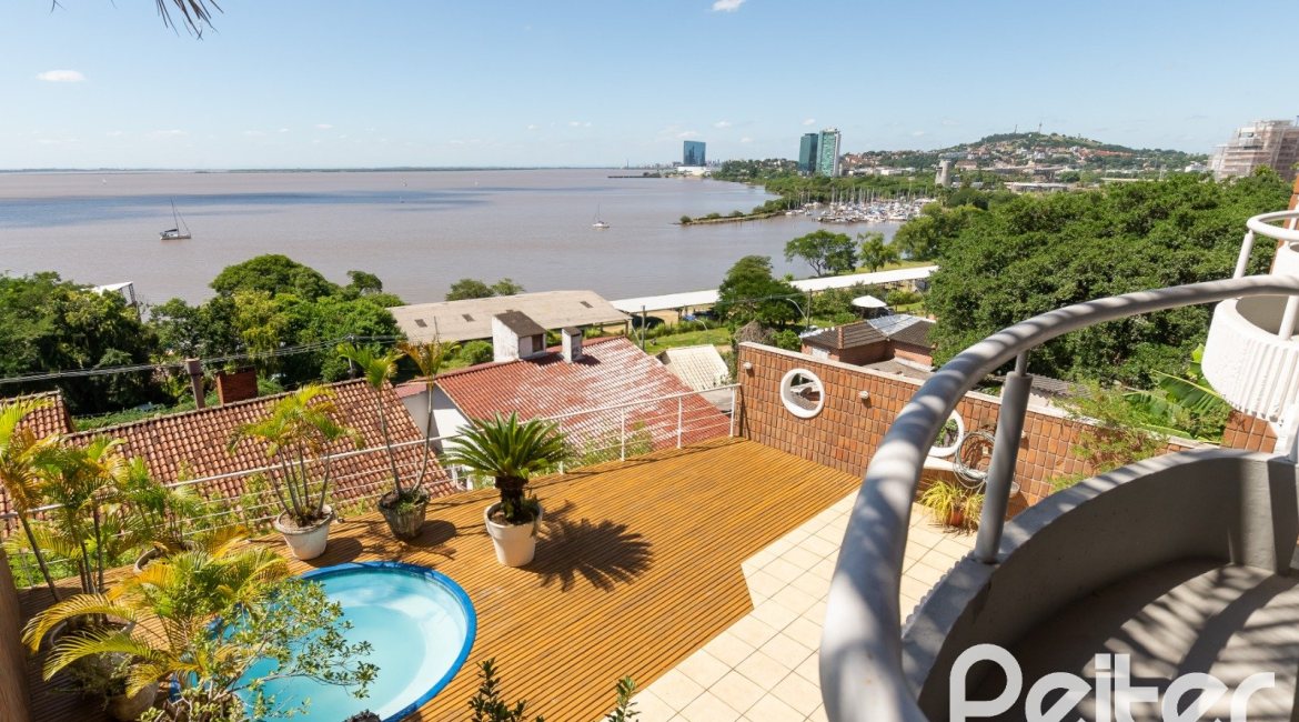 Casa à venda com 594m², 5 dormitórios, 2 suítes, 4 vagas, no bairro Vila Assunção em Porto Alegre