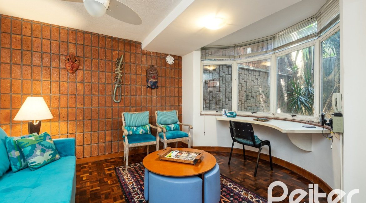 Casa à venda com 594m², 5 dormitórios, 2 suítes, 4 vagas, no bairro Vila Assunção em Porto Alegre