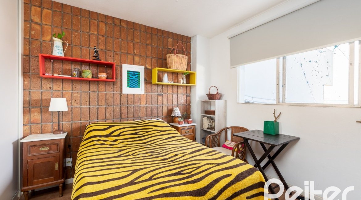 Casa à venda com 594m², 5 dormitórios, 2 suítes, 4 vagas, no bairro Vila Assunção em Porto Alegre