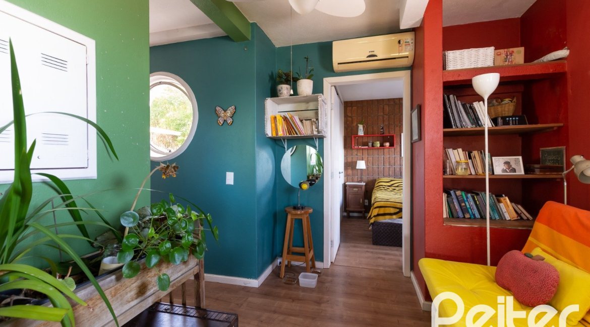 Casa à venda com 594m², 5 dormitórios, 2 suítes, 4 vagas, no bairro Vila Assunção em Porto Alegre