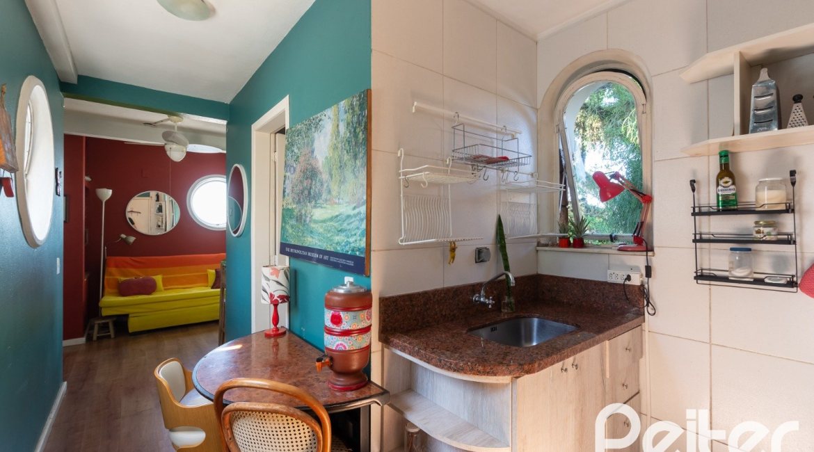 Casa à venda com 594m², 5 dormitórios, 2 suítes, 4 vagas, no bairro Vila Assunção em Porto Alegre