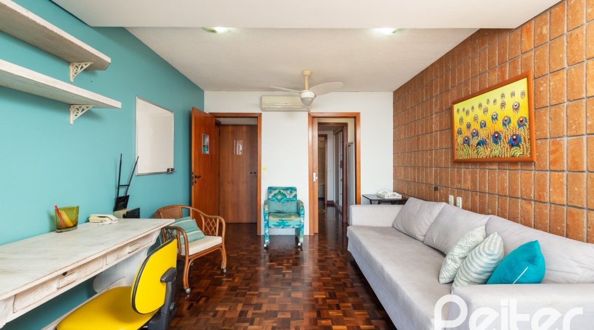 Casa à venda com 594m², 5 dormitórios, 2 suítes, 4 vagas, no bairro Vila Assunção em Porto Alegre