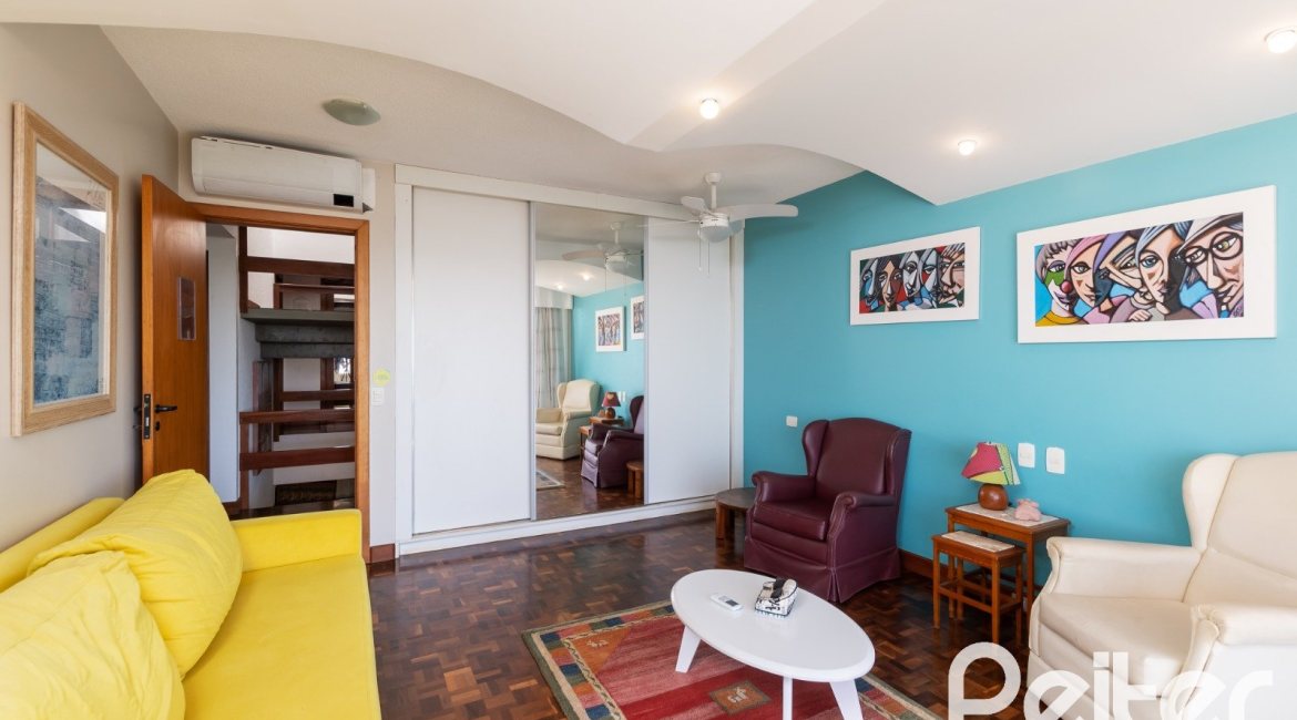 Casa à venda com 594m², 5 dormitórios, 2 suítes, 4 vagas, no bairro Vila Assunção em Porto Alegre