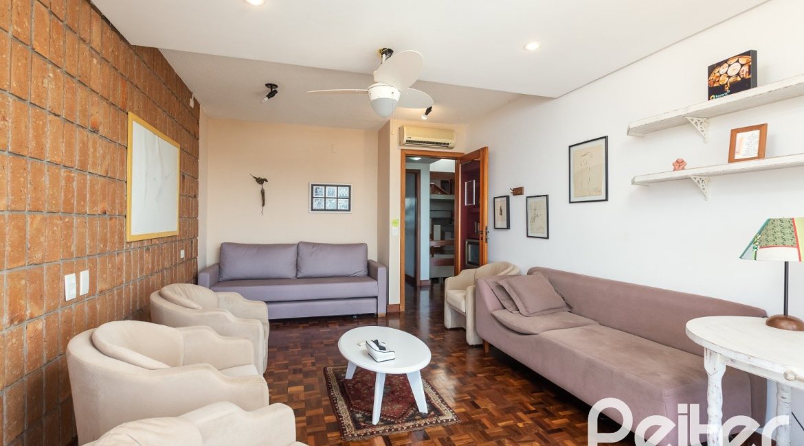 Casa à venda com 594m², 5 dormitórios, 2 suítes, 4 vagas, no bairro Vila Assunção em Porto Alegre