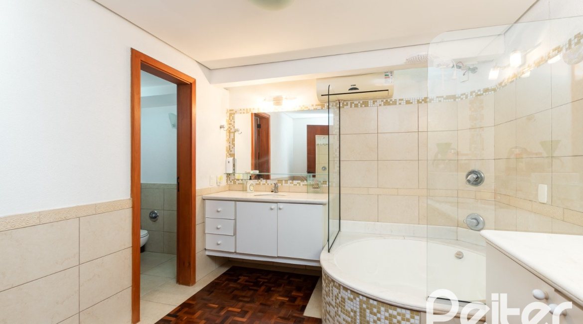 Casa à venda com 594m², 5 dormitórios, 2 suítes, 4 vagas, no bairro Vila Assunção em Porto Alegre