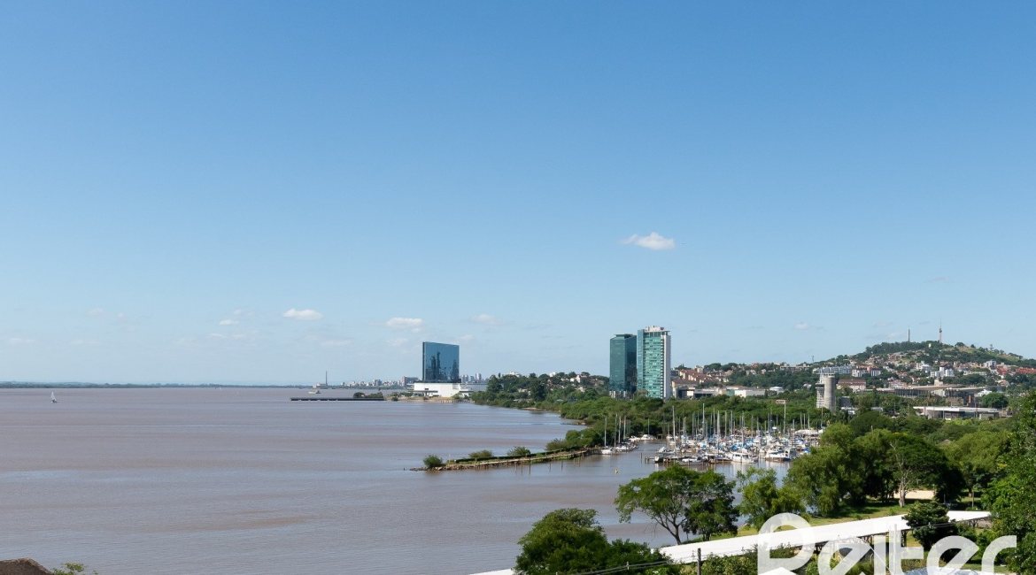 Casa à venda com 594m², 5 dormitórios, 2 suítes, 4 vagas, no bairro Vila Assunção em Porto Alegre