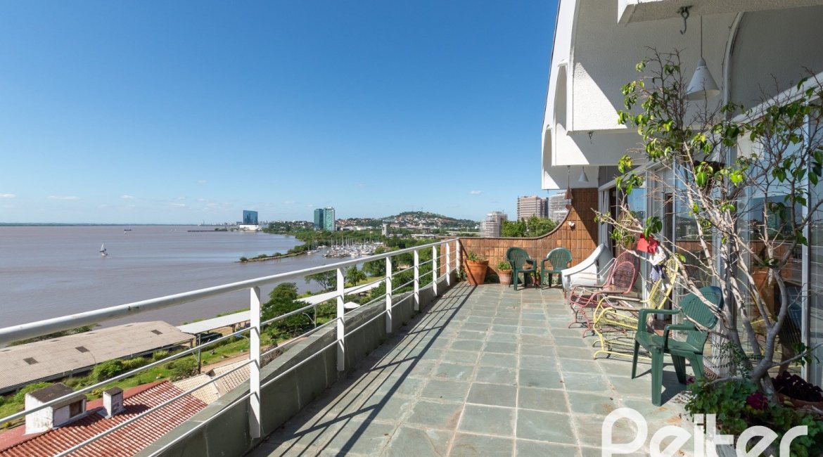 Casa à venda com 594m², 5 dormitórios, 2 suítes, 4 vagas, no bairro Vila Assunção em Porto Alegre