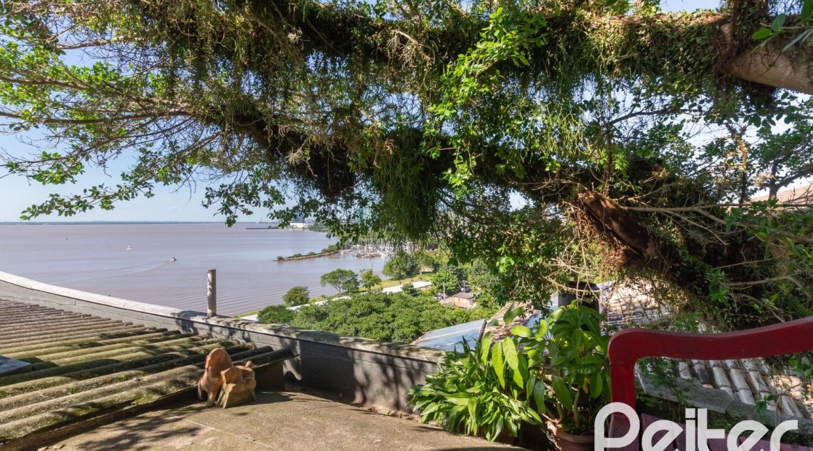 Casa à venda com 594m², 5 dormitórios, 2 suítes, 4 vagas, no bairro Vila Assunção em Porto Alegre