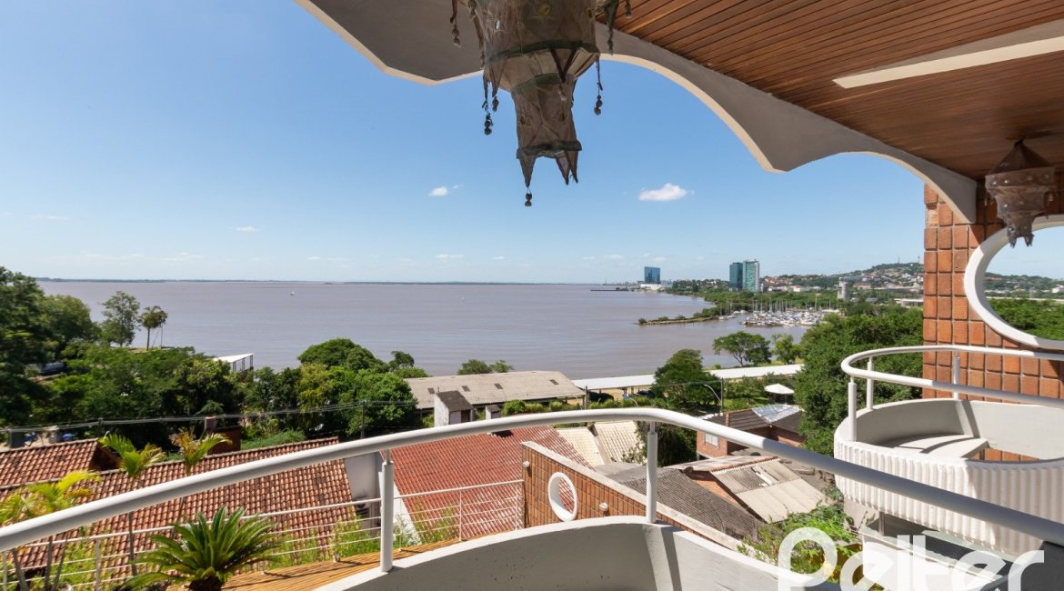 Casa à venda com 594m², 5 dormitórios, 2 suítes, 4 vagas, no bairro Vila Assunção em Porto Alegre