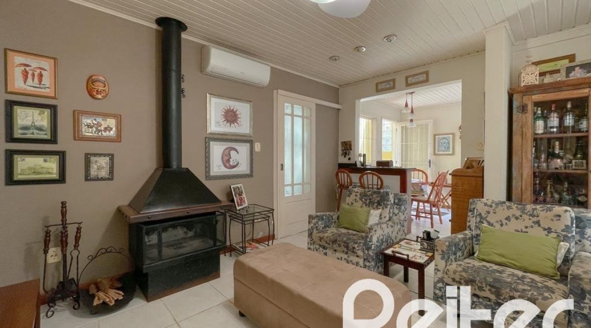 Casa à venda com 225m², 3 dormitórios, 1 suíte, 2 vagas, no bairro Ipanema em Porto Alegre