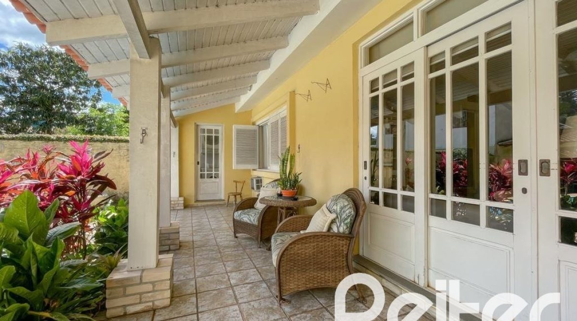 Casa à venda com 225m², 3 dormitórios, 1 suíte, 2 vagas, no bairro Ipanema em Porto Alegre