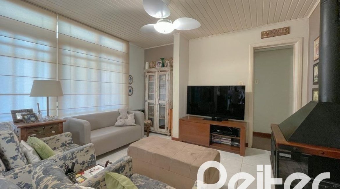 Casa à venda com 225m², 3 dormitórios, 1 suíte, 2 vagas, no bairro Ipanema em Porto Alegre