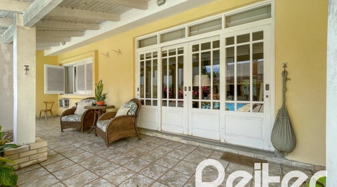 Casa à venda com 225m², 3 dormitórios, 1 suíte, 2 vagas, no bairro Ipanema em Porto Alegre