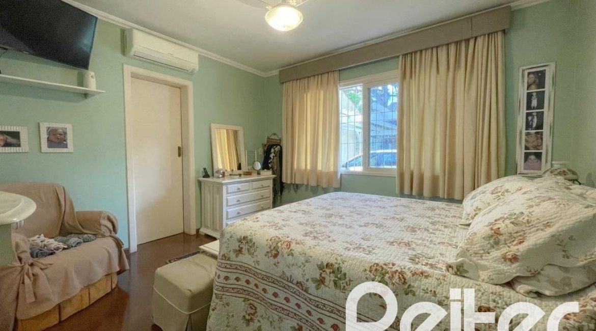 Casa à venda com 225m², 3 dormitórios, 1 suíte, 2 vagas, no bairro Ipanema em Porto Alegre