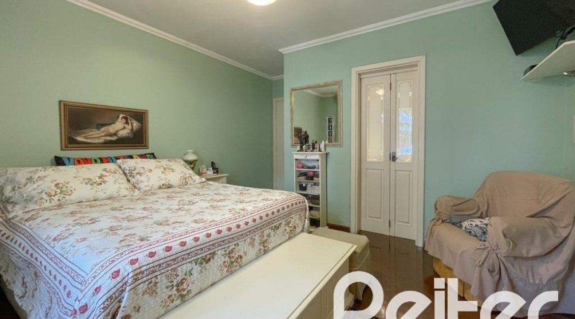 Casa à venda com 225m², 3 dormitórios, 1 suíte, 2 vagas, no bairro Ipanema em Porto Alegre