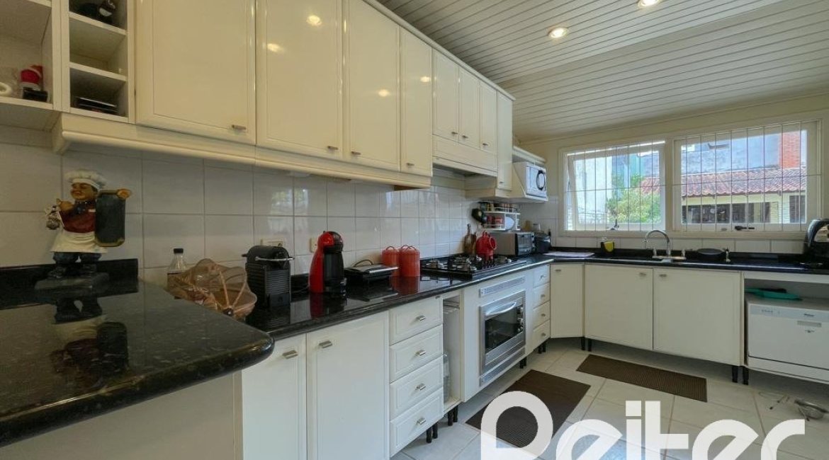 Casa à venda com 225m², 3 dormitórios, 1 suíte, 2 vagas, no bairro Ipanema em Porto Alegre