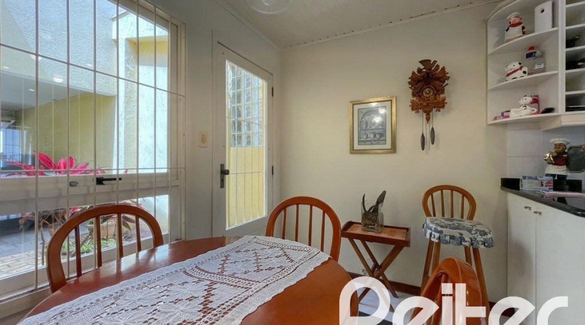 Casa à venda com 225m², 3 dormitórios, 1 suíte, 2 vagas, no bairro Ipanema em Porto Alegre