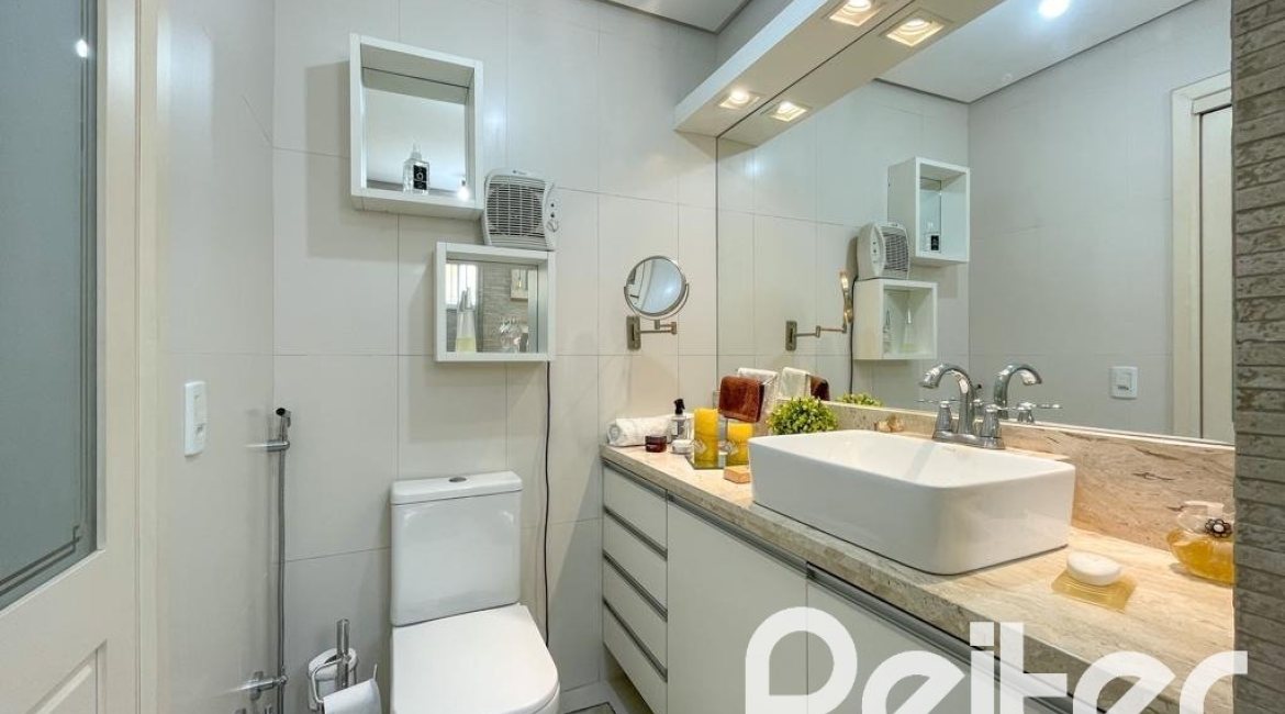 Casa à venda com 225m², 3 dormitórios, 1 suíte, 2 vagas, no bairro Ipanema em Porto Alegre