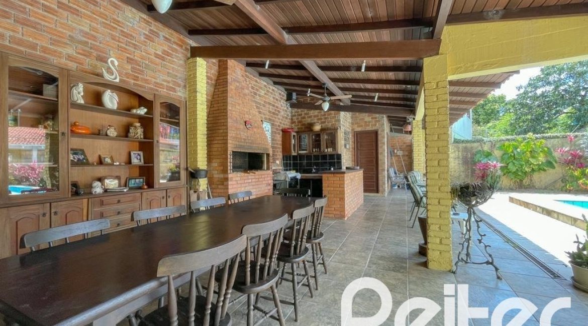 Casa à venda com 225m², 3 dormitórios, 1 suíte, 2 vagas, no bairro Ipanema em Porto Alegre