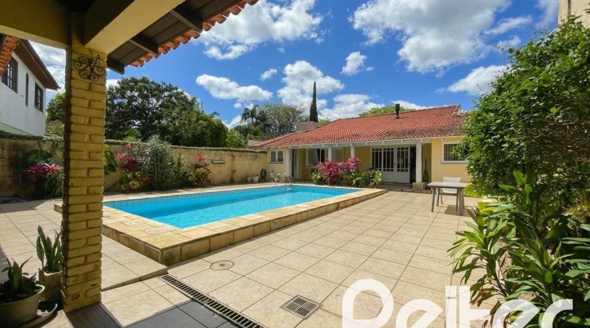 Casa à venda com 225m², 3 dormitórios, 1 suíte, 2 vagas, no bairro Ipanema em Porto Alegre