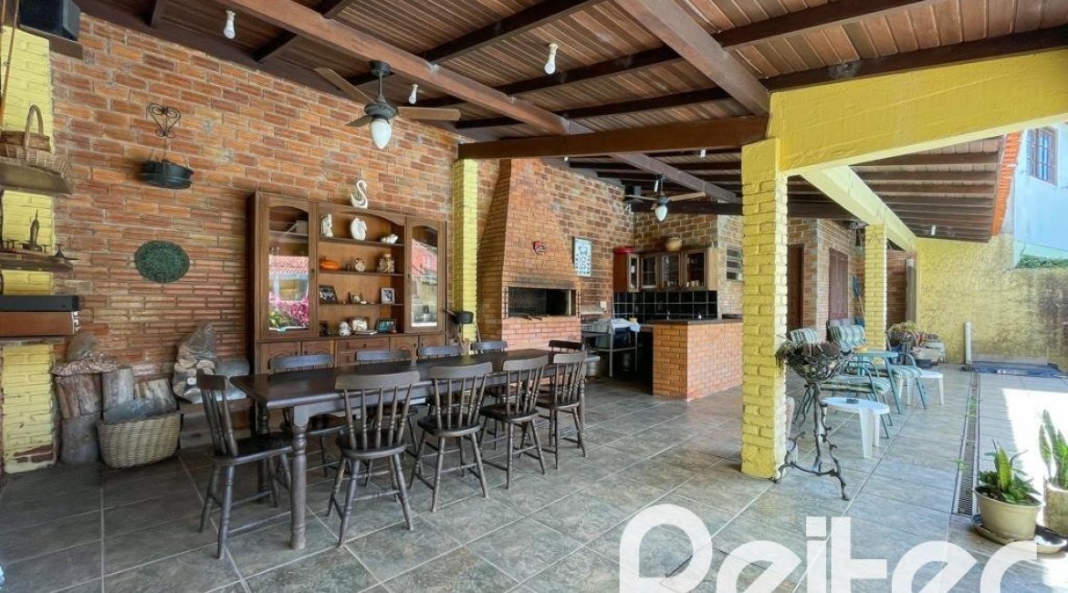 Casa à venda com 225m², 3 dormitórios, 1 suíte, 2 vagas, no bairro Ipanema em Porto Alegre