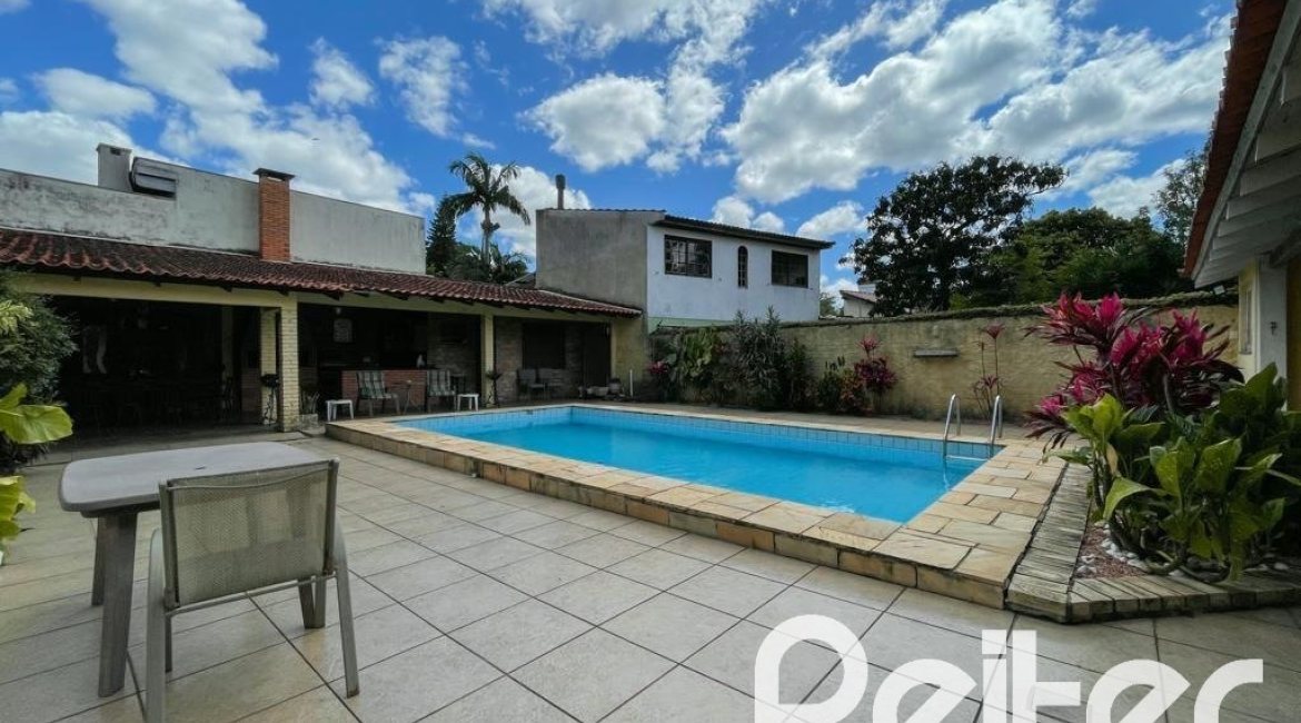 Casa à venda com 225m², 3 dormitórios, 1 suíte, 2 vagas, no bairro Ipanema em Porto Alegre