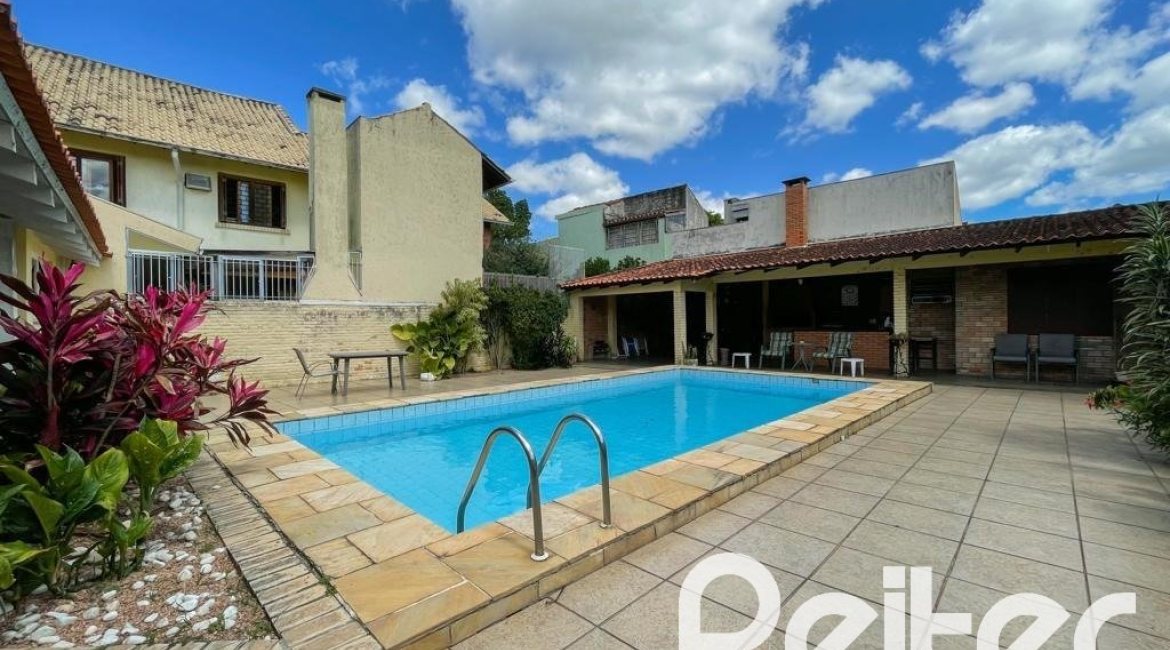Casa à venda com 225m², 3 dormitórios, 1 suíte, 2 vagas, no bairro Ipanema em Porto Alegre