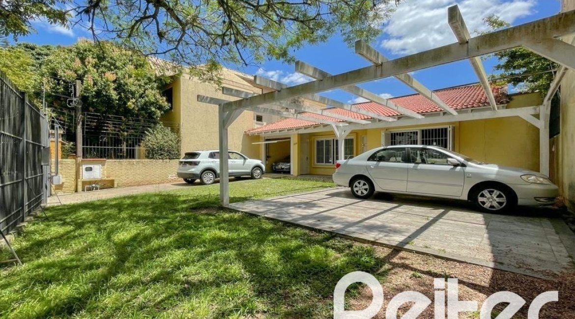 Casa à venda com 225m², 3 dormitórios, 1 suíte, 2 vagas, no bairro Ipanema em Porto Alegre