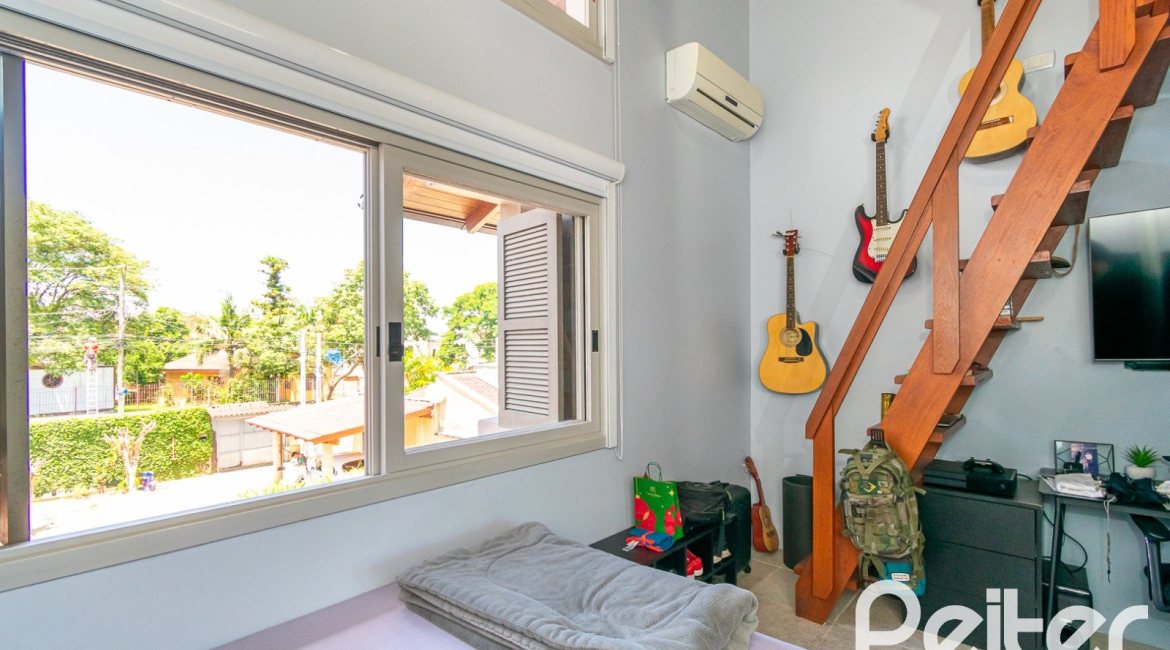 Casa à venda com 200m², 2 dormitórios, 1 suíte, 8 vagas, no bairro Nonoai em Porto Alegre