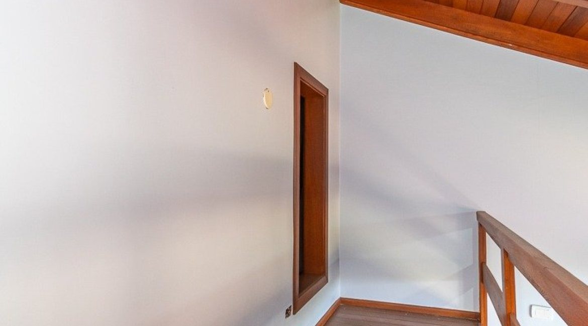 Casa à venda com 200m², 2 dormitórios, 1 suíte, 8 vagas, no bairro Nonoai em Porto Alegre