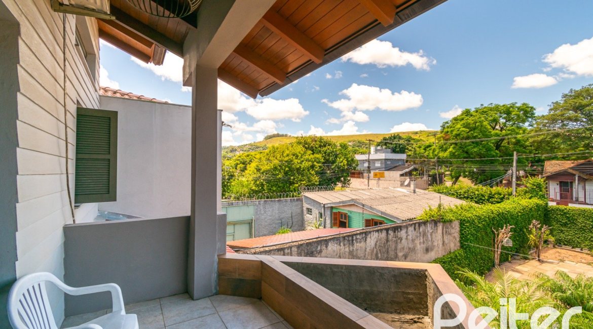 Casa à venda com 200m², 2 dormitórios, 1 suíte, 8 vagas, no bairro Nonoai em Porto Alegre