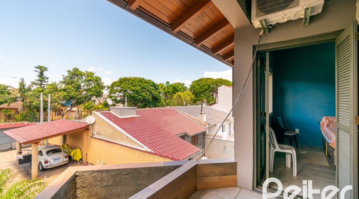 Casa à venda com 200m², 2 dormitórios, 1 suíte, 8 vagas, no bairro Nonoai em Porto Alegre