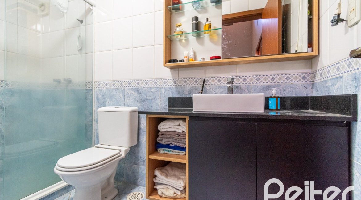 Casa à venda com 200m², 2 dormitórios, 1 suíte, 8 vagas, no bairro Nonoai em Porto Alegre