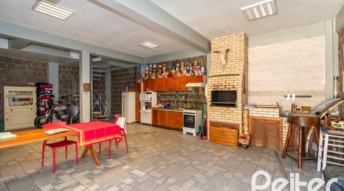 Casa à venda com 200m², 2 dormitórios, 1 suíte, 8 vagas, no bairro Nonoai em Porto Alegre