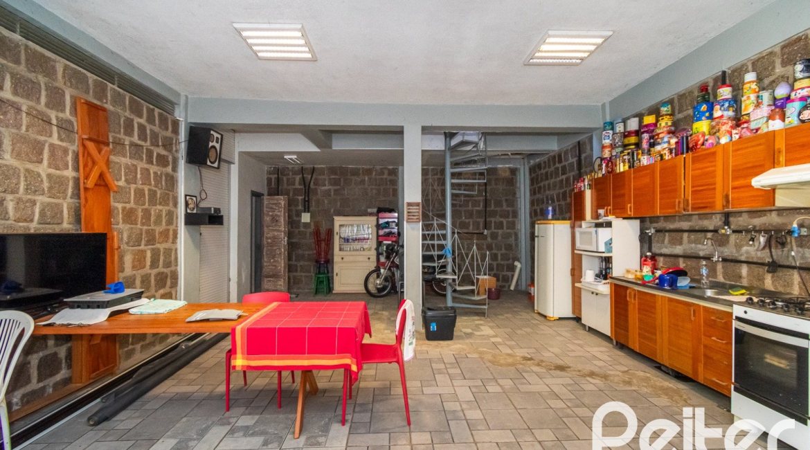 Casa à venda com 200m², 2 dormitórios, 1 suíte, 8 vagas, no bairro Nonoai em Porto Alegre